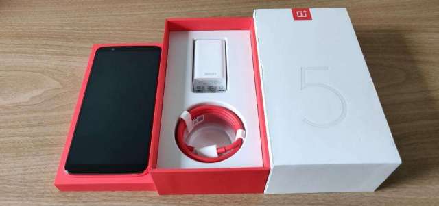 Oneplus 5T 6.0.1 Pulgadas Lava Red Limited Edition , 8GB RAM, 128GB Almacenamiento, Nuevo en caja Oneplus 5T 6.0.1 Pulgadas Lava Red Limited Edition , 8GB RAM, 128GB Almacenamiento, Nuevo en caja